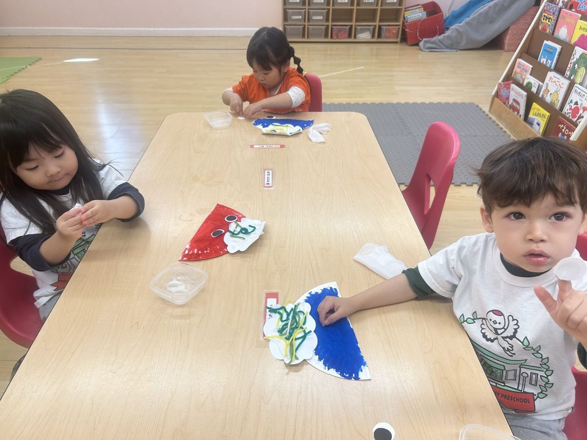 お面づくりに取り組む子どもたち